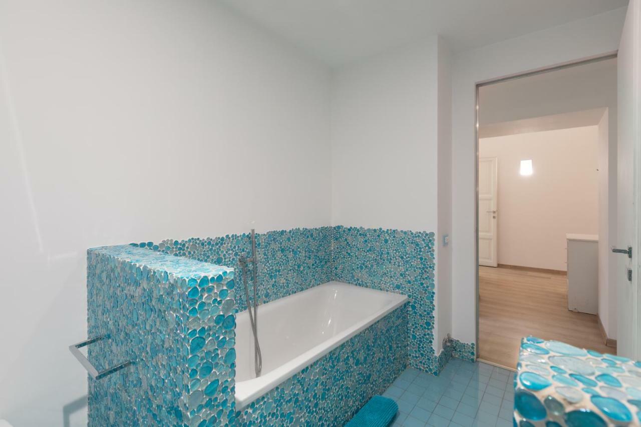 Amazing 4 Bedrooms With Garden Apartment *